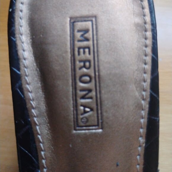 Merona Black Croc-Embossed Strappy Wedges with Gold Stud Detail in Size 7.5 - Picture 4 of 8